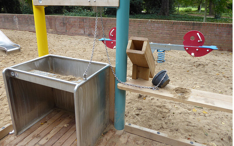 Emsland Spiel und Freizeitgeraete barrierefrei inklusic FiNiFuchs