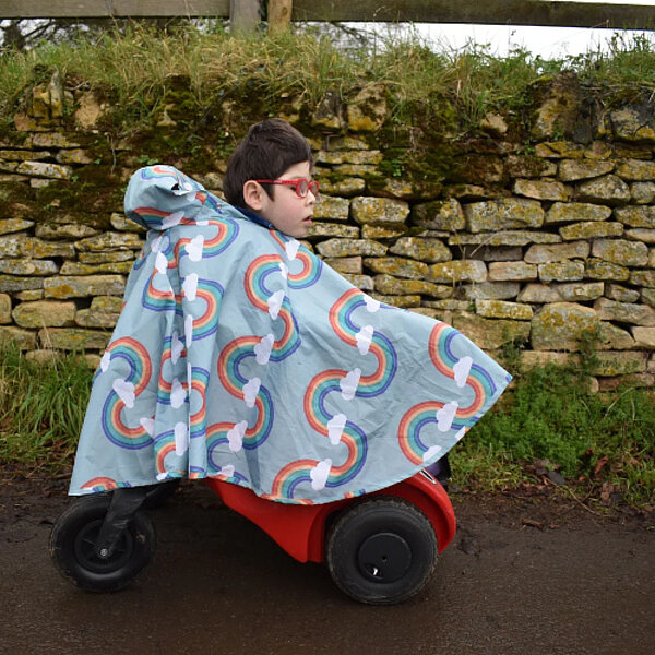 Kinder-Rollstuhlponcho-FiNiFuchs