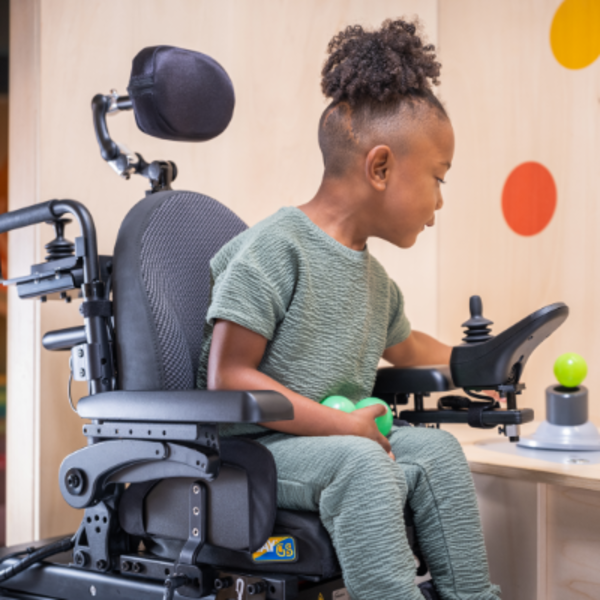 ZIPPIE_Q300_M_Mini_Kinder Elektrorollstuhl Kinderhilfsmittel FiNiFuchs