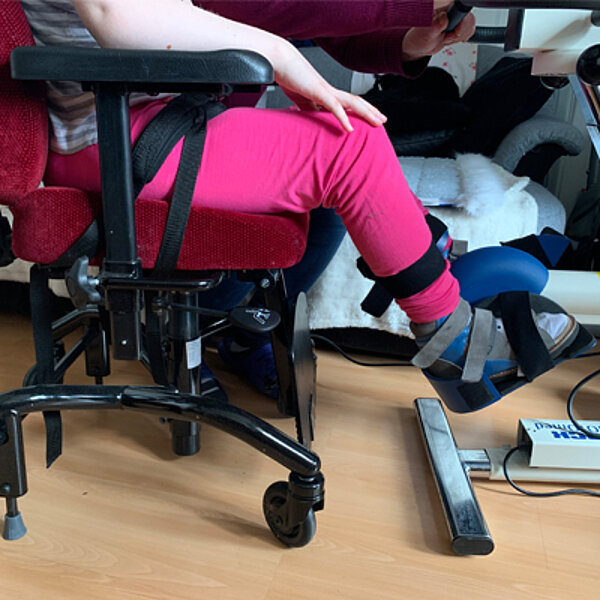 Therapiestuhl REAL 9000 PLUS KIND perfekt für die Kombination mit einem Bewegungstrainer