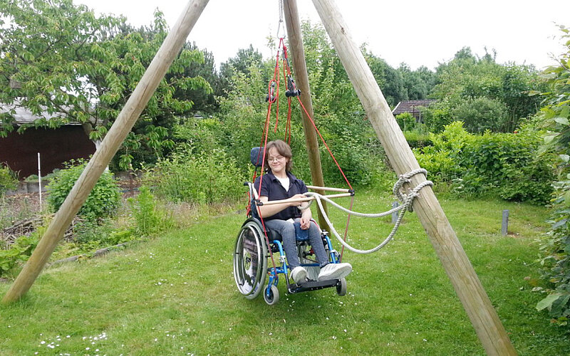 rollstuhlschaukel-fuer-kinder-erwachsene