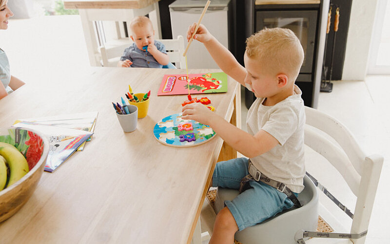 Sitzhilfe Kinder Behinderung Bumbo booster seat FiNiFuchs Sitze unterwegs