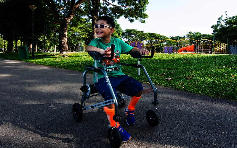 Gehtrainer-FROG-Lauflernhilfe-Laufhilfe-FiNiFuchs