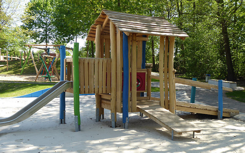 Spielhaus Emsland Spiel und Freizeitgeraete barrierefrei inklusic FiNiFuchs