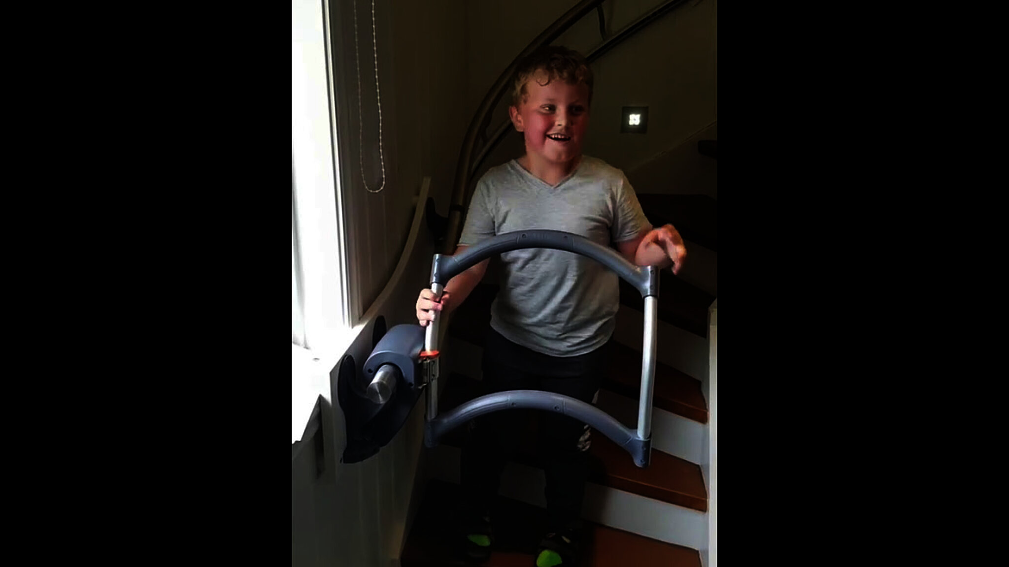 ASSISTEP – Die Treppengehhilfe für Kinder | Zum ersten Mal Treppen steigen mit Zerebralparese